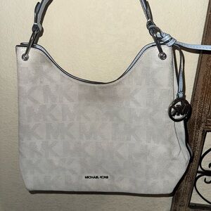 Michael Kors White Shoulder Bag with Logo Charm